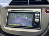 後方の様子を画面で確認でき、駐車時や後退時の周囲確認をサポートします。ガイド表示もあり、車両後方の位置関係を把握する際に便利です。安全確認を行いながら活用いただけます。