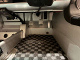 足元まわりの様子をご紹介します。車内の細部まで確認することで、毎日乗る場面もイメージしやすくなります。写真では分かりにくい状態や気になる箇所は、スタッフへご相談ください。購入前の確認も承ります。