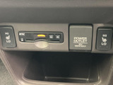 画面を通じて停車時にテレビや映像を視聴できる装備です。ボタンや表示がまとまっているため、利用時に操作箇所を確認しやすく、休憩中のひとときにもお役立ていただけます。