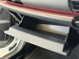 カップホルダーや小物入れなど色々な物を収納できます。