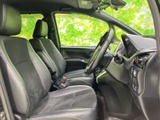 運転席と助手席はゆとりある間隔で並び、座面と背もたれが身体を受け止める形状です。窓から外の様子を確認しやすく、落ち着いて過ごせる前席空間に仕上がっています。