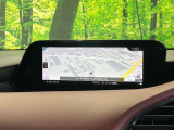 【8.8インチマツダコネクト】車内の雰囲気にマッチした大型のディスプレイ。スマホ接続でのナビ使用やBluetooth再生等、様々な機能が楽しめます。直感的なダイヤル操作が可能で、使い勝手も良好です。