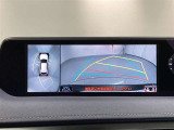 パノラミックビューモニターシステムが付いているので車の上から見た映像が確認できますよ。 一目で車両周辺の情報を確認できますが、直接安全をご確認下さい。