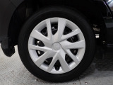 ホイールは車のデザインにマッチした専用タイプです。