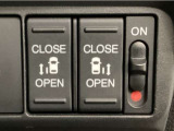 【両側パワースライドドア】両側がパワースライドドアになっており、運転席のスイッチやスマートキーでも開閉が可能です!開口部も広いので乗り降りも楽々♪
