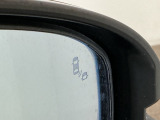 斜め後ろに存在する車を探知。その方向のドアミラー鏡面上にマークを表示し、存在をお知らせしてくれます。また、その方向にウインカーを操作すると、マークの点滅と警告音で注意を促します!