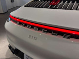 リア ライトストリップに統合されたPORSCHEロゴ