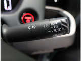 AUTOライト装備  周囲の明るさに応じてヘッドライトや車幅灯を自動で点灯・消灯します。 トンネルに入ると自動でライトが点いてとても便利!(^^)!