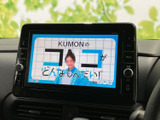 テレビ番組を画面に表示しており、停車中の休憩時間に映像を楽しめます。画面内の文字や映像が見やすく、ちょっとした待ち時間も心地よく過ごせる装備です。
