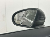 リアバンパー左右のレーダーセンサーにより車両の斜め後ろのミラーで見えない死角エリアに車両や自転車がいることを警告します。更に、側面衝突の危機があるときはブレーキを自動制御して危険回避をサポートします。