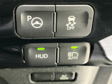 ステアリング周辺に複数のスイッチをまとめ、運転を支える機能を必要に応じて確認できます。各ボタンの表示が見やすく、走行前にも内容を把握しやすい配置です。