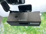 車内には運転をサポートするカメラ機器が備わり、記録機能を示す表示も確認できます。移動時の安心につながる装備として、日々の運転を支えてくれます。装備内容の詳細はスタッフまでお尋ねください。