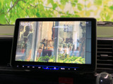 テレビ画面を表示でき、停車中の休憩時間に映像を楽しめます。画面が見やすい位置に設置され、車内で過ごす待ち時間にも活用しやすい装備です。お出かけ先でのひとときにも便利です。