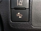 車両が前方の障害物や車両を感知するためにカメラやレーダーを利用し、衝突の危険がある場合にはドライバーに警告を出したり、自動的にブレーキを作動させる機能を備えています