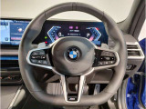 【ハンドル】ドライバーとBMW車の一体感がダイレクトに伝わるステアリングホイール。形状・太さへの拘りに加えて、操作性を高める為にスイッチ類も配置。クイックかつ安定のドライビングを体感下さい!