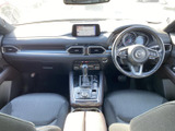 画面をダッシュボード上部に配置し、ナビやオーディオの情報を運転席から確認しやすいレイアウトです。中央の操作部もまとまっており、日々の移動に必要な機能を手元で扱いやすく、すっきりとした印象です。