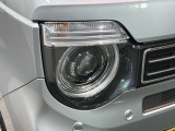 LEDヘッドライトは、点灯の瞬間から最大光量を発揮し、突然暗くなるトンネルなどでの安定感を高めます。
