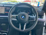 ステアリングヒーター付マルチファンクションステアリング!手元のスイッチでクルーズコントロールの設定やオーディオの操作など行えます!パドルシフトで走る楽しさ倍増です!
