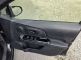 運転席ドアの内張りです。全部の窓のスイッチが手元にまとまっていますよ。