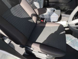 シートは布製で汚れの目立ちにくいお色になっています。