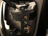 操作しやすいATシフトです。シフトチェンジを気にしなくてよいので運転だけに集中できますね。自然と手に届くところにある、手になじむ形状のシフトノブがいいですね。
