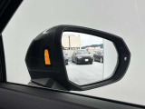 ●アウディサイドアシスト『後方の死角を並走する車両を検知しドアミラーの内側のLEDが点灯。ドライバーに注意を促し事故を未然に防ぐシステムです。』