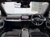 BMWの運転席はドライバーオリエンテッドという構造を採用。ドライバー目線の操作がしやすい設計になっており、ドライブ中にも目線の移動が少なく運転中にも簡単に操作ができます。