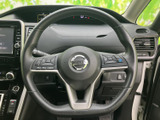 ステアリングには複数のスイッチが配置され、運転姿勢を保ったまま手元から各種機能へアクセスできます。メーターやナビとあわせて確認しやすく、日常の運転を便利にサポートする装備です。