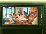 停車中にテレビ番組を視聴できる画面を備えています。画面上で映像を確認でき、待ち時間などを過ごす際にも便利です。ご利用の際は、必ず安全な場所に停車してお楽しみください。