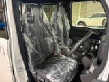 運転席は長時間でも疲れにくい厚めのシートになります。