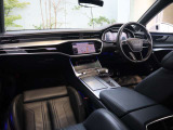 内装はシンプルに使い勝手を考え作られています。お車を運転する感覚をダイレクトに体感して頂けます。室内も広くロングドライブにも快適にお過ごしいただけます。