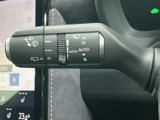 レバーにワイパーの操作表示がまとめられ、AUTOを含む設定を目で確認できます。天候に合わせて手元で調整しやすく、雨の日の運転を支える装備です。