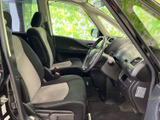 運転席と助手席は前方を見渡しやすい配置で、乗り降りの際も室内の様子を確認しやすい空間です。落ち着いた色合いのシートが、日々の移動を心地よく支えます。