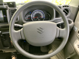 握りやすい形状で手になじみやすく、運転姿勢を整えやすいステアリングです。メーターを見渡せる位置にあり、運転席で落ち着いて操作しやすい配置となっています。