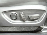 パワーシート搭載。微妙な調整が手軽にでき、最適なポジションで運転することが可能です。