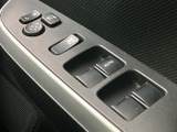 ドアミラーや窓に関するスイッチがまとまり、運転席から操作しやすい配置です。オート表示のあるスイッチも確認でき、窓まわりの操作を手元で行える便利な装備となっています。