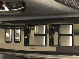 パワーウィンドのスイッチです。運転席に座りながら、助手席や後席の窓を開け閉めできるので大変便利ですよ。