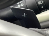 【パドルシフト】ハンドルから手を離さずに素早くシフトアップ&ダウンができるので、エンジンブレーキを使う下り坂や高速道路の合流で加速したい場面で役立ちます。