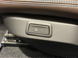 A110の運転席をご覧ください。座り心地や視界、ハンドルまでの距離を確かめると、乗り出す場面がより身近に。光岡自動車のショールームで、ご自身に合う姿勢をお確かめください。