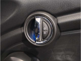 MINIの特徴的な内装のデザインは飛行機のコックピットをイメージしてデザインされております。外装だけでなく内装でも楽しませてくれる特徴的な車です☆