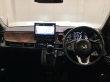 車内は光触媒抗菌消臭施工済です。インパネ周りはスタイリッシュなデザインで機能や装備も充実しています。グローブボックスやカップホルダーのほかにトレーなどたくさんの収納スペースが付いています。