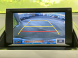 後方映像を画面で確認でき、駐車時の周囲確認をサポートします。ガイド表示も備わり、駐車スペースに合わせた位置取りの目安として活用できる便利な装備です。