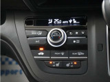 フルオートエアコン搭載。好みの温度に設定するだけで、風向や風量を自動でコントロール!いつでも快適な車内環境に。さらに、体を直接温めるシートヒーター付きで寒い季節も暖かく過ごせます。