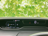 速度やシフト位置などの情報が運転席前方にまとまり、必要な表示を視線の移動を抑えて確認できます。文字やアイコンが画面に表示されるため、運転前の車両情報の確認にも便利です。