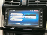 FM・AMやCD、AUX、USB/iPod、ワンセグなど、画面からソースを選べます。目的に合わせて音楽や放送を切り替えられ、日々の移動時間を好みの音源とともに過ごせる便利な装備です。
