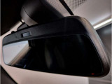 【ルームミラー一体型ETC車載器】ルームミラーの裏側に目立たない様に配置されたETCカード挿入口。スタイリッシュ且つ機能的なものとなっております。
