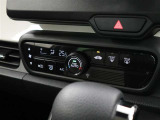 温度設定で車内を快適に保ってくれるオートエアコン