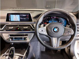【ハンドル】ドライバーとBMW車の一体感がダイレクトに伝わるステアリングホイール。形状・太さへの拘りに加えて、操作性を高める為にスイッチ類も配置。クイックかつ安定のドライビングを体感下さい!