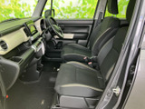 前席まわりは視界が広く、運転席から周囲を見渡しやすいレイアウトです。シートは落ち着いた色合いで、助手席の方にもゆったりお過ごしいただけます。