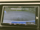 後方の様子を画面で確認でき、駐車時や狭い場所での後退をサポートします。ガイド線も表示されるため、車両周辺に気を配りながら落ち着いて操作できます。
